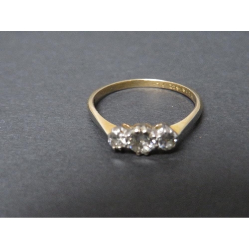 690 - AN EDWARDIAN 18 CT GOLD AND PLATINUM THREE STONE DIAMOND RING, claw set, total approx weight 2.65 g,... 