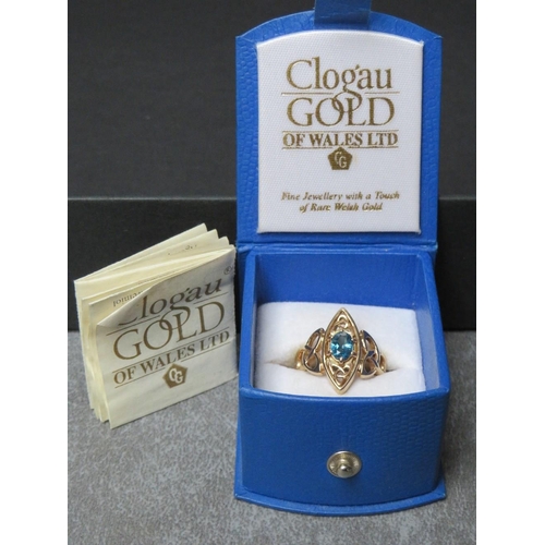 691 - A VINTAGE CLOGAU GOLD LADIES 9CT GOLD LADIES DRESS RING, of Celtic design, set with blue stone, ring... 