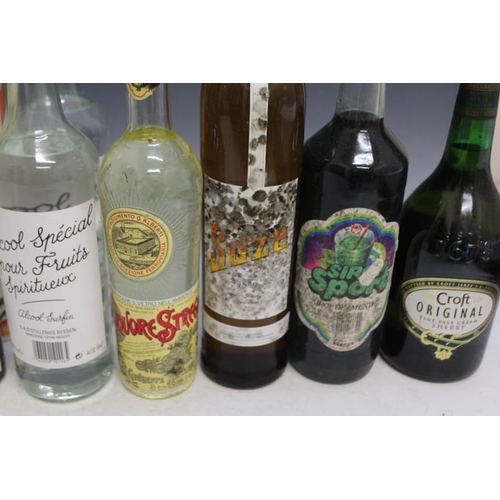 897 - 10 BOTTLES OF ASSORTED SPIRITS & LIQUEURS ETC TO INCLUDE 1 BOTTLE OF MANDARINE IMPERIALE IN A GIFT T... 