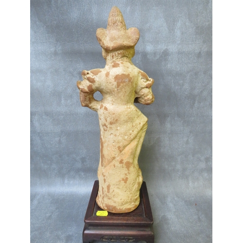 1040 - AN EARLY TANG DYNASTY TERRACOTTA FIGURE WITH STAND, figure H 41 cm, overall H 49 cm