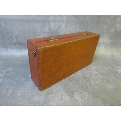 1075 - AN EDWARDIAN MAHOGANY TRAVELLING CHESS BOX, with some pieces included, L 30 cm, W 15 cm, D 7 cm