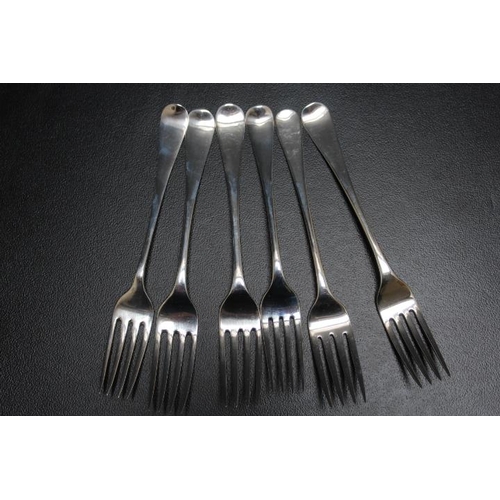 831 - A MATCHED SET OF SIX GEORGIAN HALLMARKED SILVER DESSERT FORK, various dates and makers, approx weigh... 