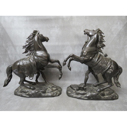 870 - A PAIR OF FINELY CAST BRONZE MARLY HORSES WITH TRAINER, H 34 cm