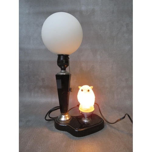 1125 - AN ART DECO BAKELITE TABLE LAMP WITH GLASS OWL CAR MASCOT, the glass owl car mascot illuminating alo... 