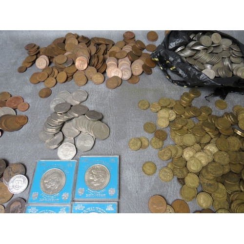 760 - A COLLECTION OF LOOSE COINS, consisting of shillings, brass three pences, half pennies and obsolete ... 