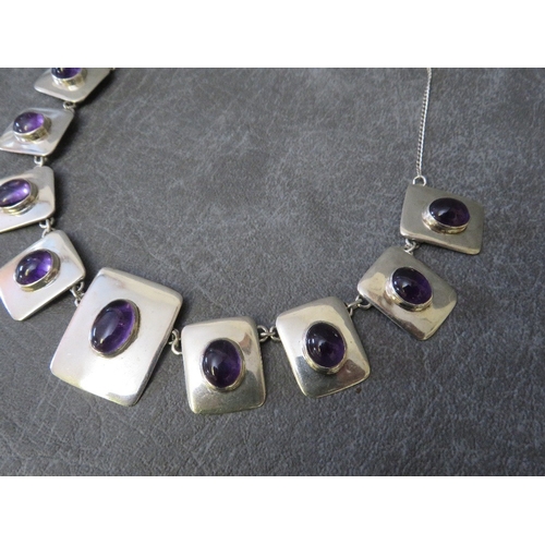 618 - A MID CENTURY STYLE SILVER AND AMETHYST NECKLACE, the retro style panels having inset polished ameth... 