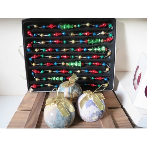 550 - A BOXED SET OF TWO THOMAS PACCONI GLASS BLOWN CHRISTMAS TREE GARLANDS, with inset Santa figures, tog... 