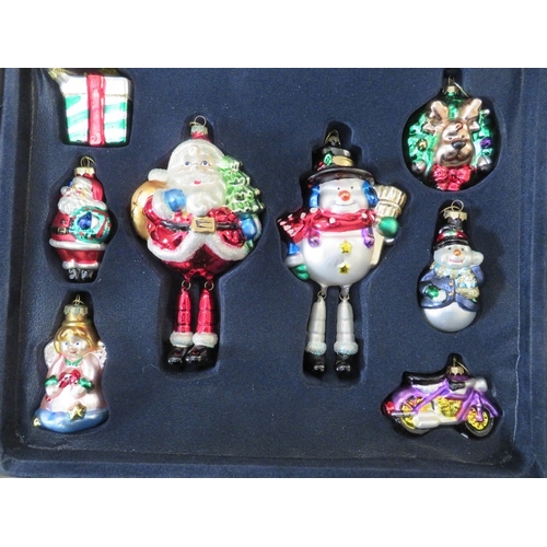 549 - A BOXED SET OF TWENTY SIX BLOWN GLASS CHRISTMAS BAUBLES