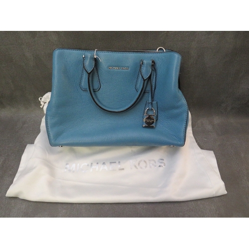 560 - A MICHAEL KORS WEDGWOOD BLUE LEATHER HAND BAG, with twin carry handles and detachable shoulder strap... 