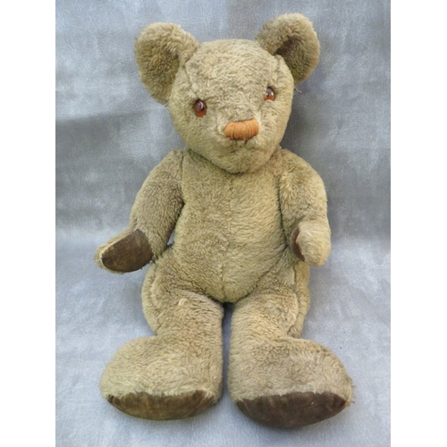 568 - AN EARLY / MID 20TH CENTURY TEDDY BEAR, glass eyes, stitched nose and mouth, velvet paw pads, fully ... 