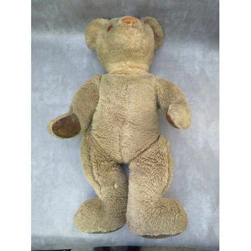 568 - AN EARLY / MID 20TH CENTURY TEDDY BEAR, glass eyes, stitched nose and mouth, velvet paw pads, fully ... 