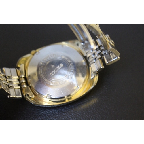 723 - A SEIKO AUTOMATIC WATCH, with day and date, 21 jewels. Dia. 2.5 cm