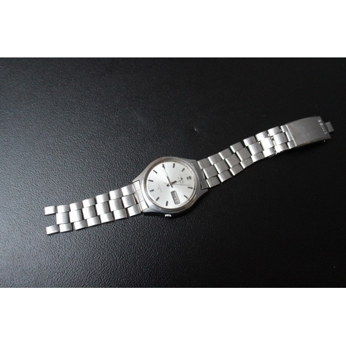 735 - A SEIKO AUTOMATIC DAY / DATE 17 JEWELS WRISTWATCH, Dia. 3 cm