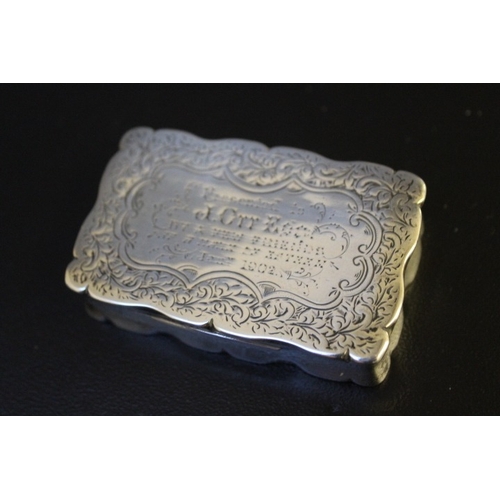 820 - A HALLMARKED SILVER PRESENTATION SNUFF BOX WITH INSCRIPTION - BIRMINGHAM 1901, 5 x 7.5 cm