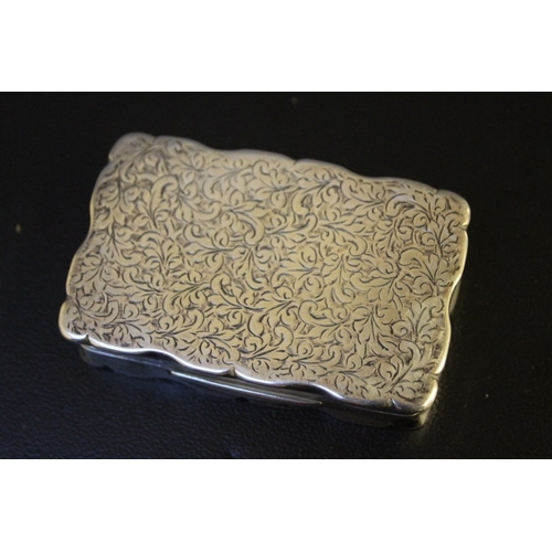 820 - A HALLMARKED SILVER PRESENTATION SNUFF BOX WITH INSCRIPTION - BIRMINGHAM 1901, 5 x 7.5 cm