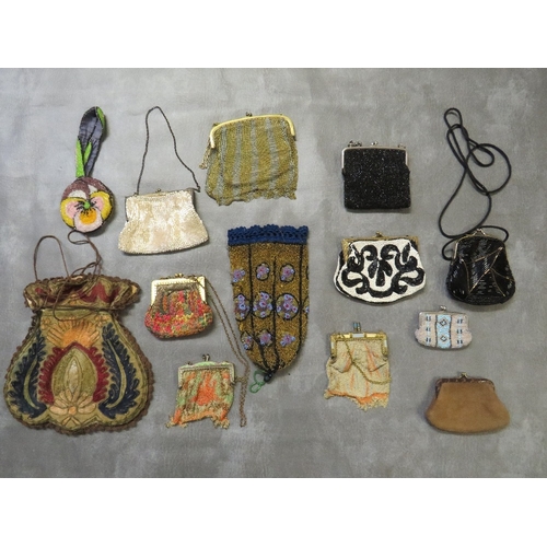 532 - A COLLECTION OF EARLY / MID 20TH VINTAGE PURSES, various styles and periods to include metal framed ... 