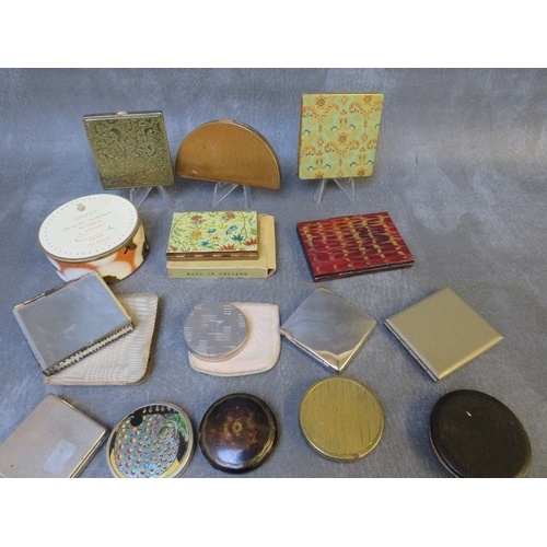 578 - A COLLECTION OF VINTAGE POWDER COMPACTS ETC., various styles and periods, to include a half moon flo... 