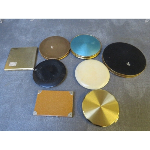 579 - FOUR ASSORTED TRAVEL THEMED VINTAGE POWDER COMPACTS, to include an Austrian 'Mode Depose' suitcase s... 