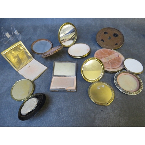 579 - FOUR ASSORTED TRAVEL THEMED VINTAGE POWDER COMPACTS, to include an Austrian 'Mode Depose' suitcase s... 