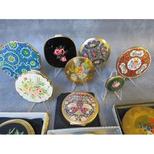 583 - A COLLECTION OF FLORAL THEMED POWDER COMPACTS ETC., various styles and periods to include a small ci... 