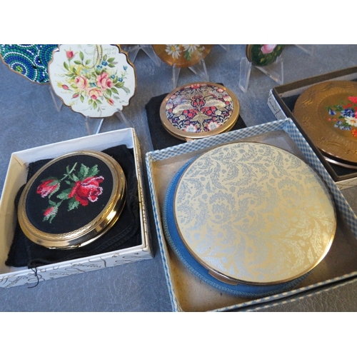 583 - A COLLECTION OF FLORAL THEMED POWDER COMPACTS ETC., various styles and periods to include a small ci... 