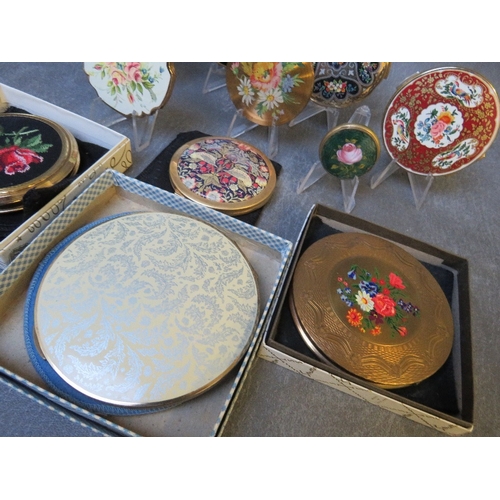 583 - A COLLECTION OF FLORAL THEMED POWDER COMPACTS ETC., various styles and periods to include a small ci... 