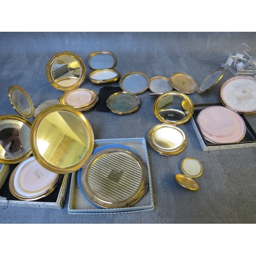 583 - A COLLECTION OF FLORAL THEMED POWDER COMPACTS ETC., various styles and periods to include a small ci... 