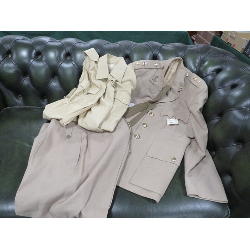 137 - A 1970S ROYAL SIGNALS OFFICERS SUMMER TUNIC, SHIRTS, TROUSERS & TIE, name details inside for Lt. Col... 