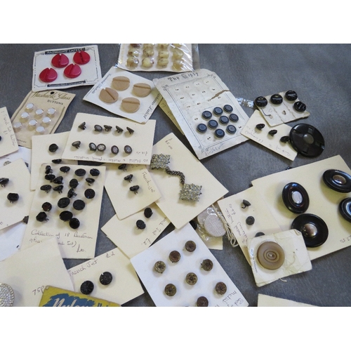 540 - A COLLECTION OF VINTAGE BUTTONS ON ORIGINAL SALES CARDS ETC., various styles and designs etc., appro... 