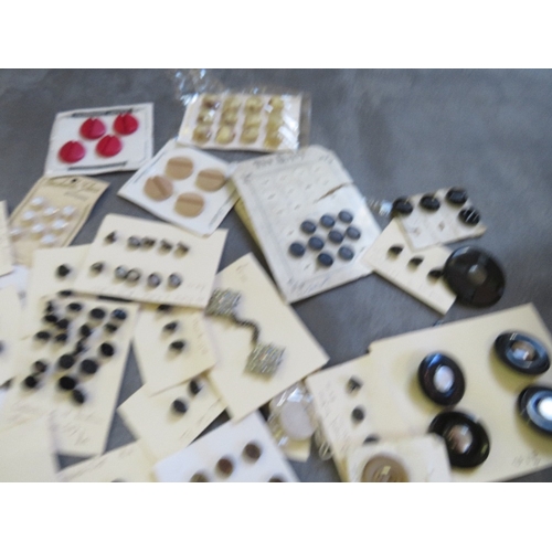 540 - A COLLECTION OF VINTAGE BUTTONS ON ORIGINAL SALES CARDS ETC., various styles and designs etc., appro... 