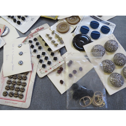 540 - A COLLECTION OF VINTAGE BUTTONS ON ORIGINAL SALES CARDS ETC., various styles and designs etc., appro... 