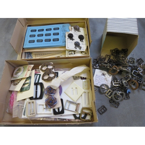 541 - AN EXTENSIVE COLLECTION OF ASSORTED VINTAGE BUCKLES AND CLOTHING ACCESSORIES, to include retro lucit... 