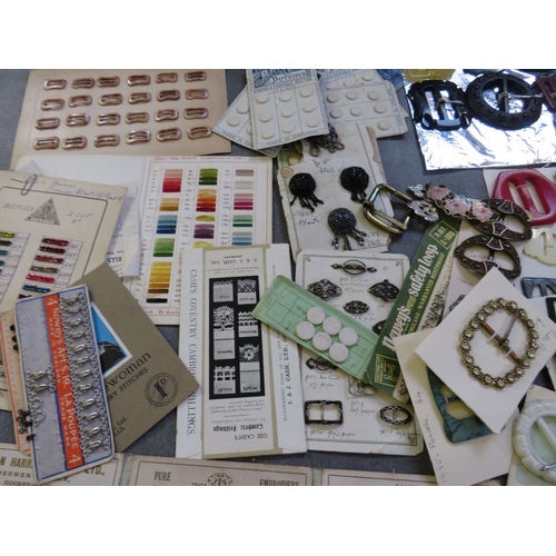 541 - AN EXTENSIVE COLLECTION OF ASSORTED VINTAGE BUCKLES AND CLOTHING ACCESSORIES, to include retro lucit... 