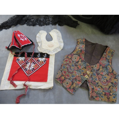 530 - A VINTAGE HAT BOX AND CONTENTS, together with a selection of vintage children's clothing items and a... 