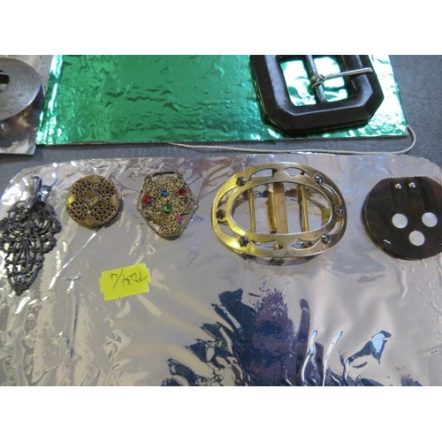 542 - A SMALL SELECTION OF VINTAGE BUCKLES AND CLIPS, to include jet, mother of pearl, diamante and Art De... 