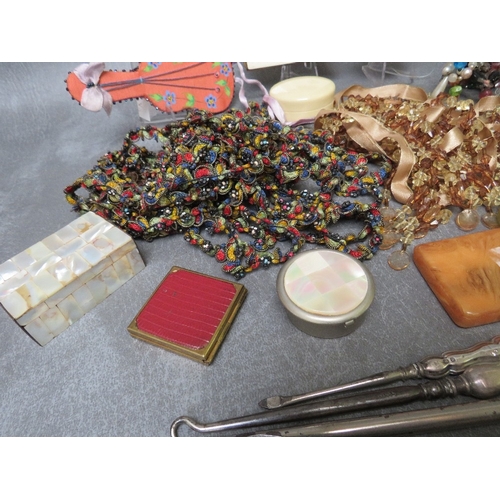 528 - A PARCEL LOT, TO INCLUDE A COLLECTION OF ASSORTED VINTAGE SEWING ACCESSORIES, bobbins, fabric embell... 