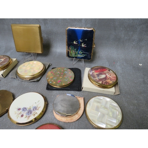 573 - A COLLECTION OF SEVENTEEN VINTAGE POWDER COMPACTS ETC., varying designs and periods, examples includ... 