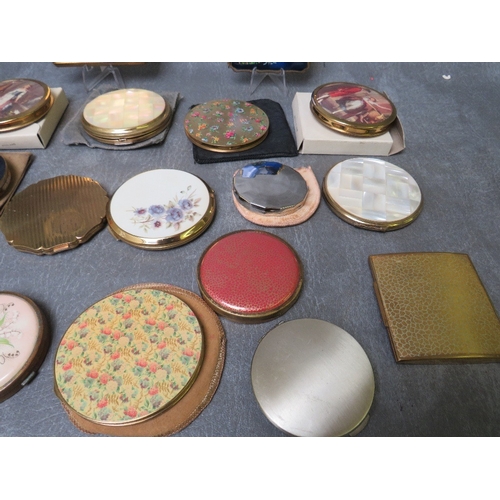 573 - A COLLECTION OF SEVENTEEN VINTAGE POWDER COMPACTS ETC., varying designs and periods, examples includ... 