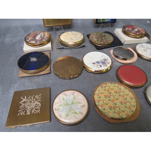 573 - A COLLECTION OF SEVENTEEN VINTAGE POWDER COMPACTS ETC., varying designs and periods, examples includ... 