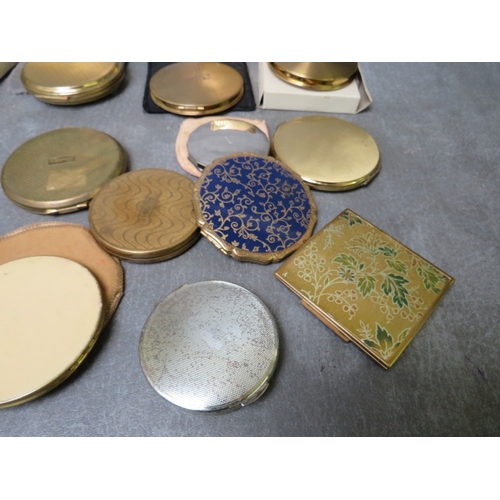 573 - A COLLECTION OF SEVENTEEN VINTAGE POWDER COMPACTS ETC., varying designs and periods, examples includ... 