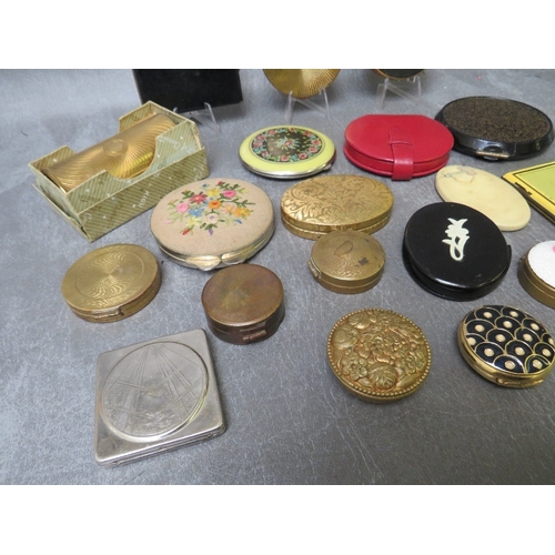 574 - A COLLECTION OF VINTAGE POWDER COMPACTS ETC., varying designs, materials, shapes and periods, exampl... 