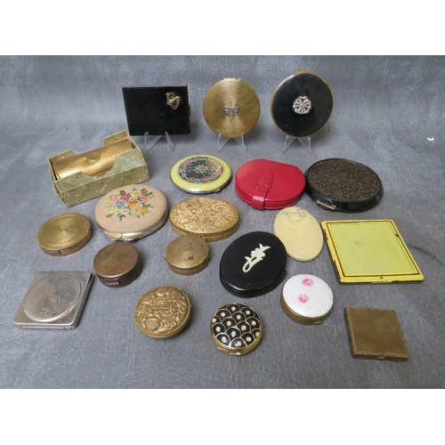 574 - A COLLECTION OF VINTAGE POWDER COMPACTS ETC., varying designs, materials, shapes and periods, exampl... 