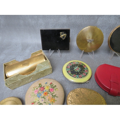 574 - A COLLECTION OF VINTAGE POWDER COMPACTS ETC., varying designs, materials, shapes and periods, exampl... 