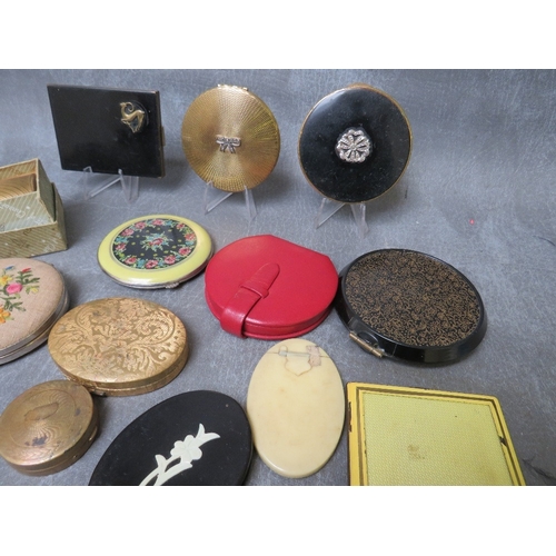 574 - A COLLECTION OF VINTAGE POWDER COMPACTS ETC., varying designs, materials, shapes and periods, exampl... 