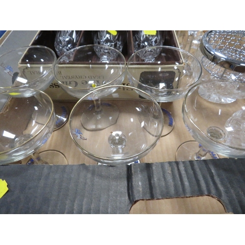 91 - A tray of crystal and glass to include 6 Babycham glasses