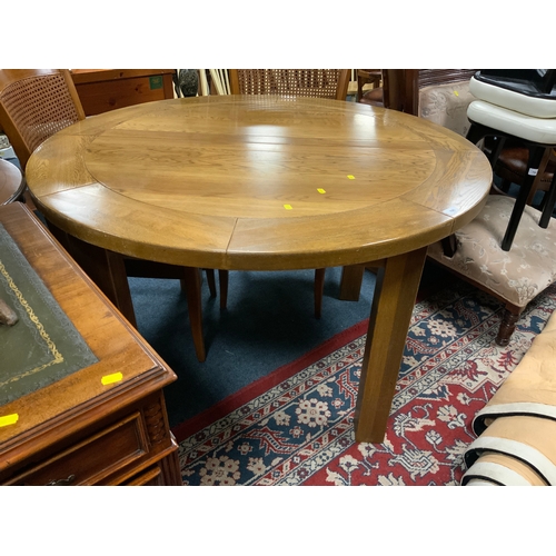 795 - A modern oak extending dining table