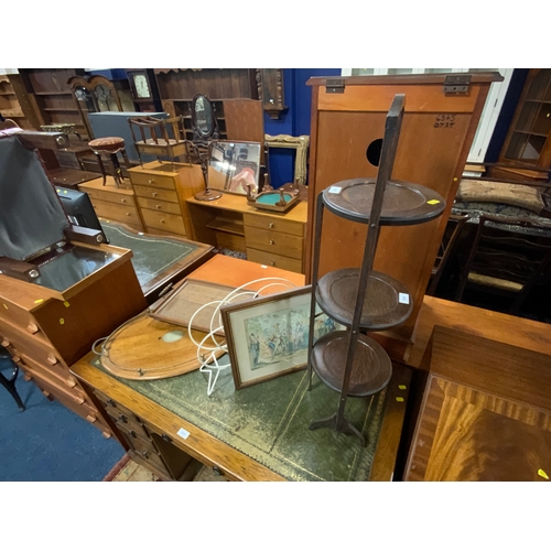 808 - An oak dumb waiter together with a retro paper rack, two oak serving trays and a French print