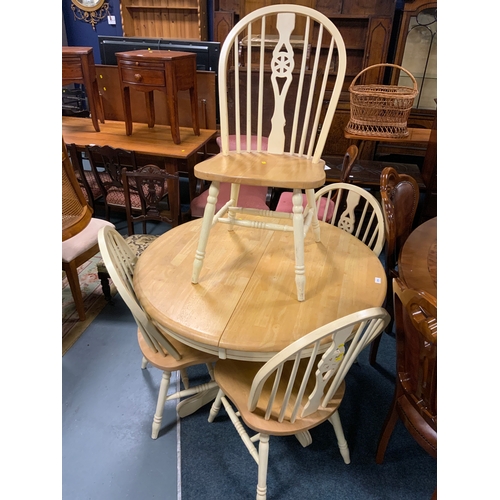 814 - A modern cream beach extending kitchen table and four wheel back chairs