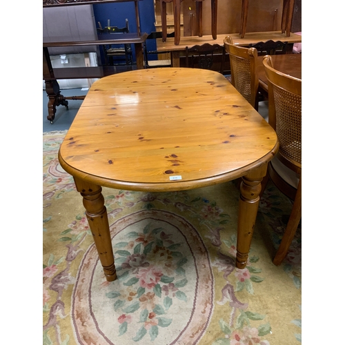 816 - A honey pine extending dining table