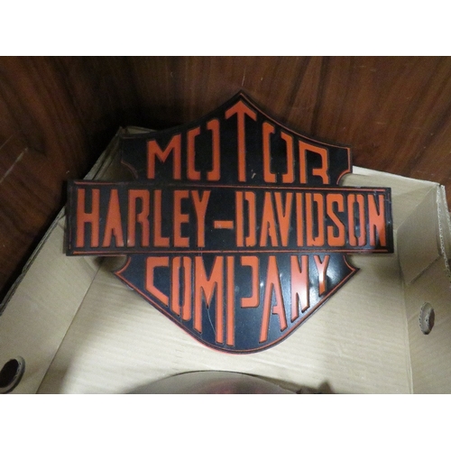 286 - A small quantity of Harley Davidson collectables to include plaques